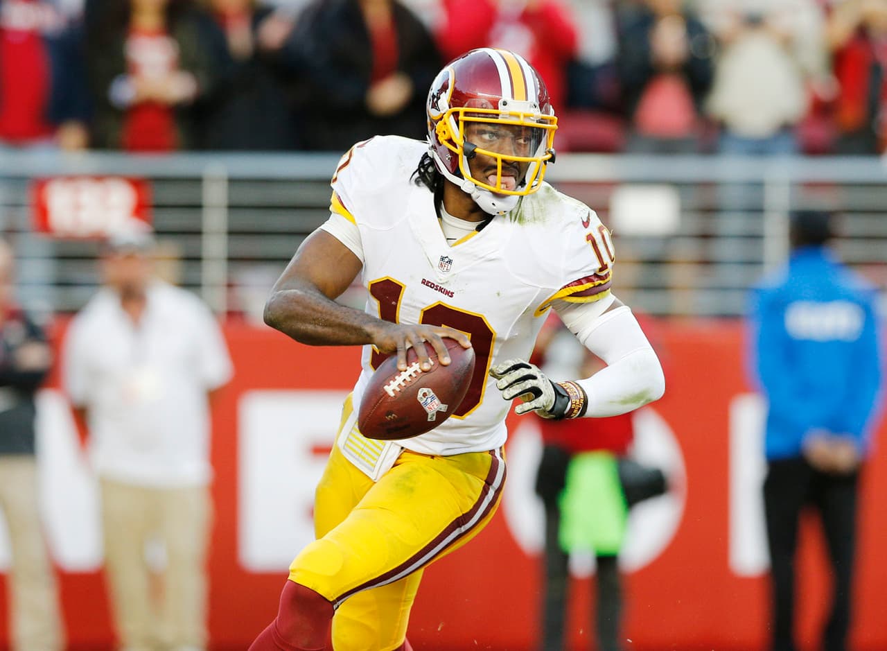 Robert Griffin III (2011 con Baylor) - Los Washington Redskins negociaron múltiples selecciones a los Rams para subir al lugar #2 en el Draft de 2012 para elegir a 'RGIII'. El principio fue grandioso, Griffin llevó a los Redskins al título del Este de la NFC y sus primeros playoffs en cinco años como novato, pero tras una lesión en esos playoff todo vino abajo hasta el punto de que Wahington lo cortó el pasado 7 de marzo.