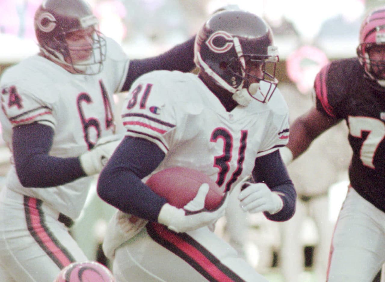 Rashaan Salaam (1994 con Colorado) - La carrera de Salaam en la NFL empezó de manera prometedora, corriendo para 1,074 yardas en su temporada de novato con los Chicago Bears, sin embargo, sus problemas de lesiones y balones sueltos rápidamente contribuyeron a su descenso. Salaam jugó solo tres años más en la NFL y su carrera profesional terminó con los Memphis Maniax de la extinta XFL.