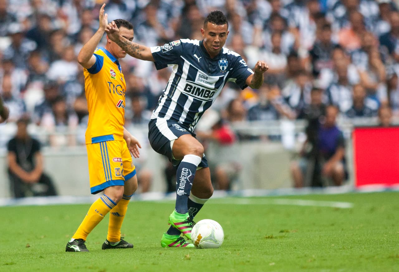 Edwin Cardona se quita a Israel Jiménez.
