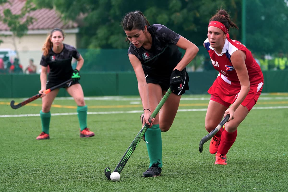 México también disputó la medalla de oro en el hockey sobre hierba frente a Cuba, cayendo por 1-0. En la foto, Nathalia Nava buscando anotar.