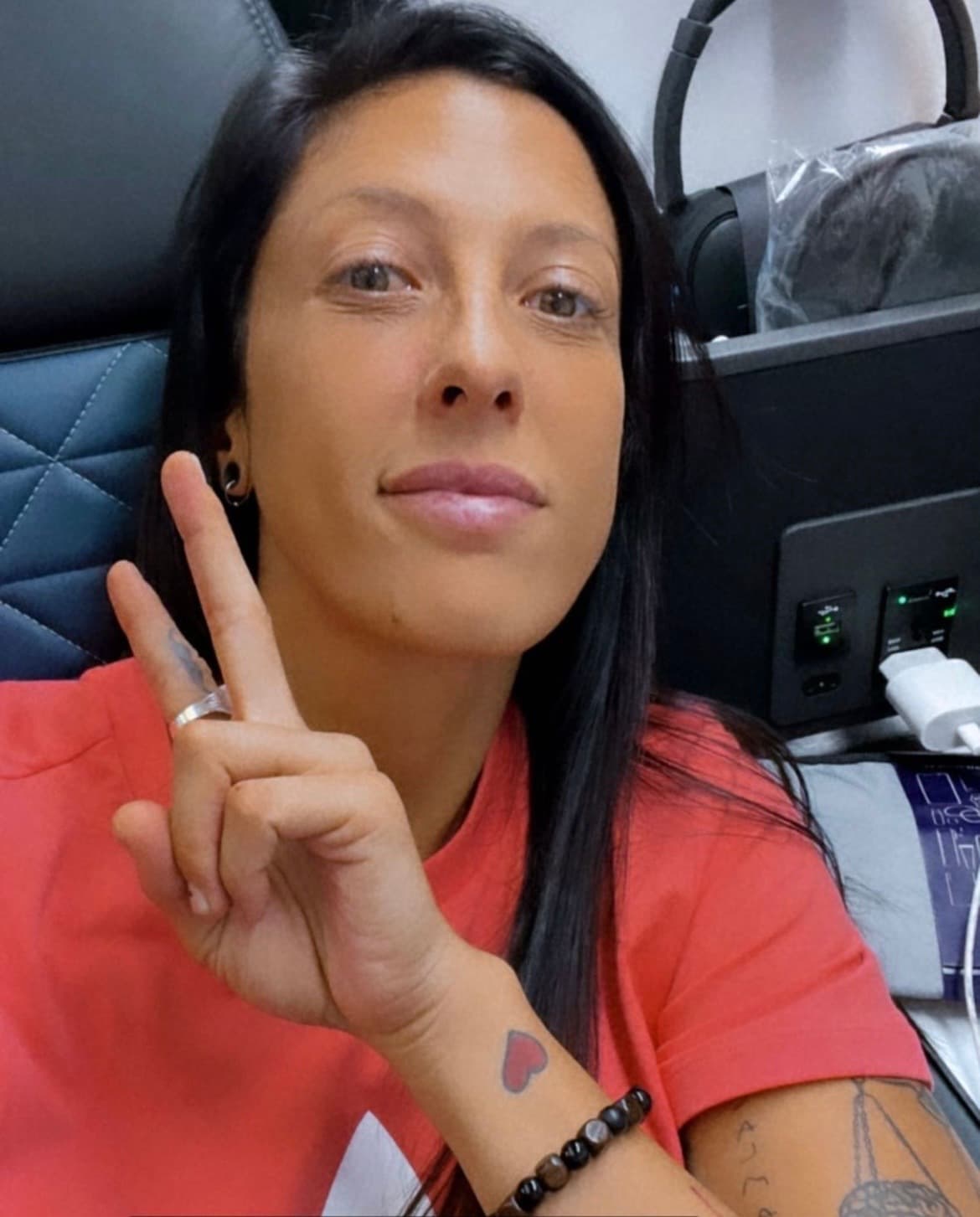 Jenni Hermoso envía mensaje a Tuzas femenil desde el avión rumbo a México