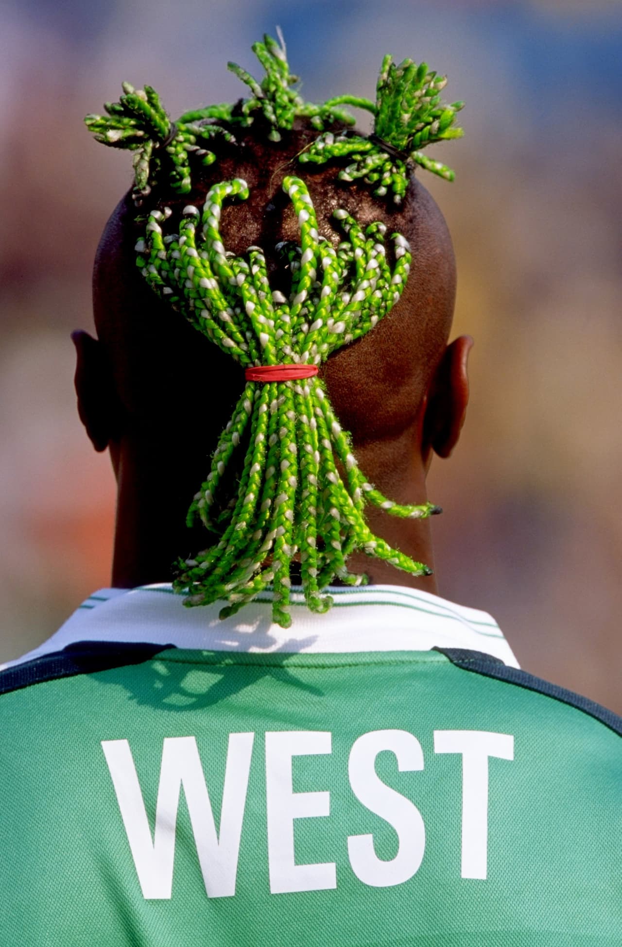 En el Mundial de Francia 1998, un nigeriano llamado Taribo West sorprendió a todos con su cabello verde pastel que combinana con la bandera de Nigeria.