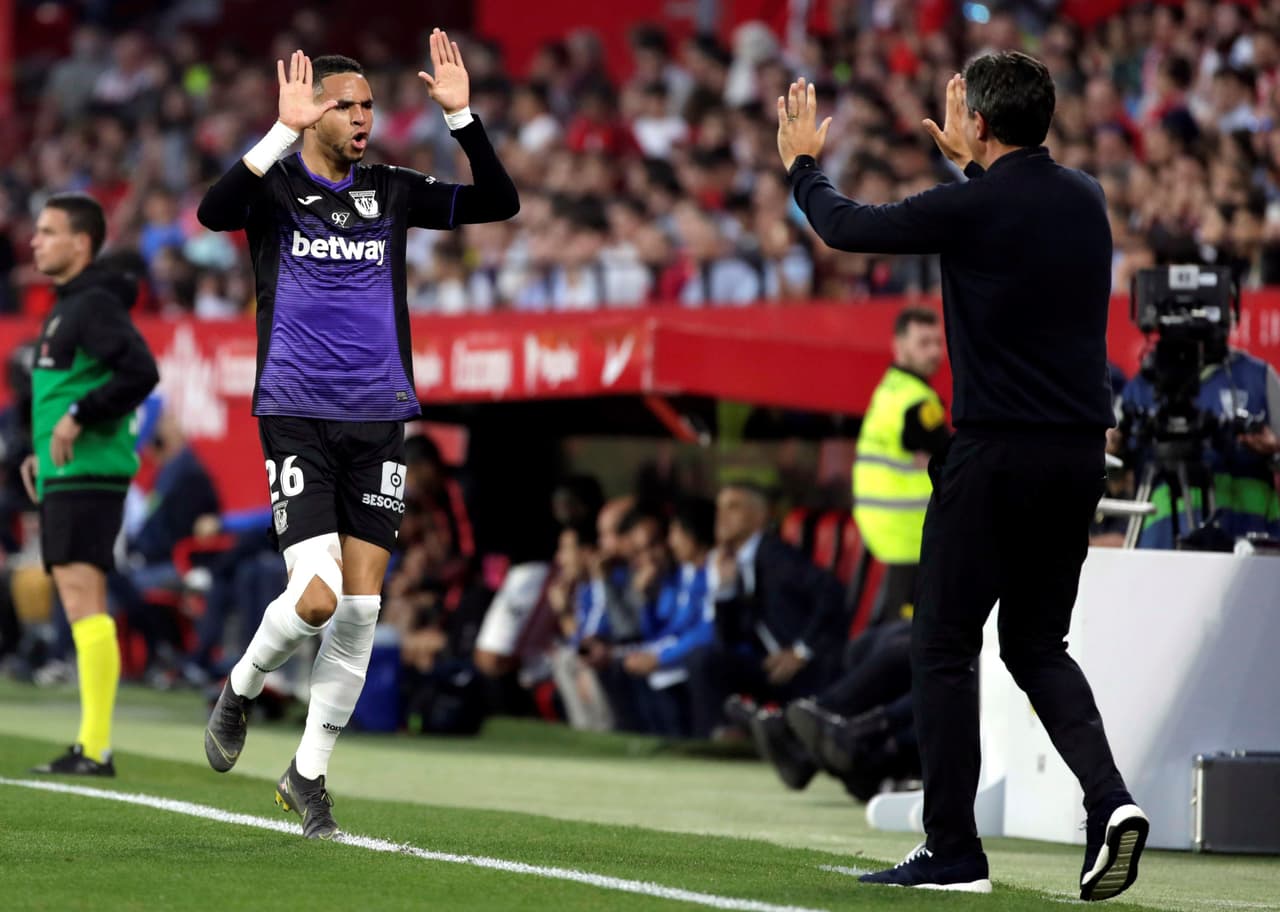 El delantero marroquí del Leganés, Youssef En-Nesyri (izquierda), celebra con su entrenador Mauricio Pellegrino (derecha), el primer gol ante el Sevilla.