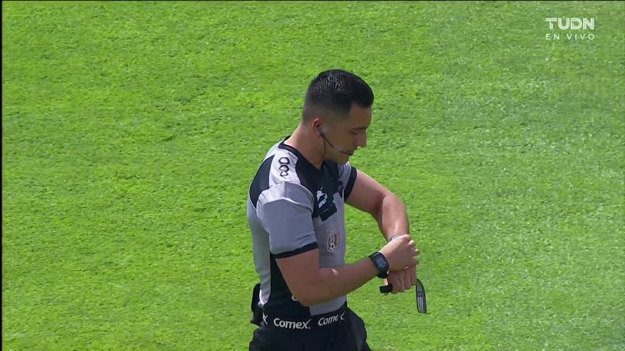 Arranca el partido y la pelota está en juego.