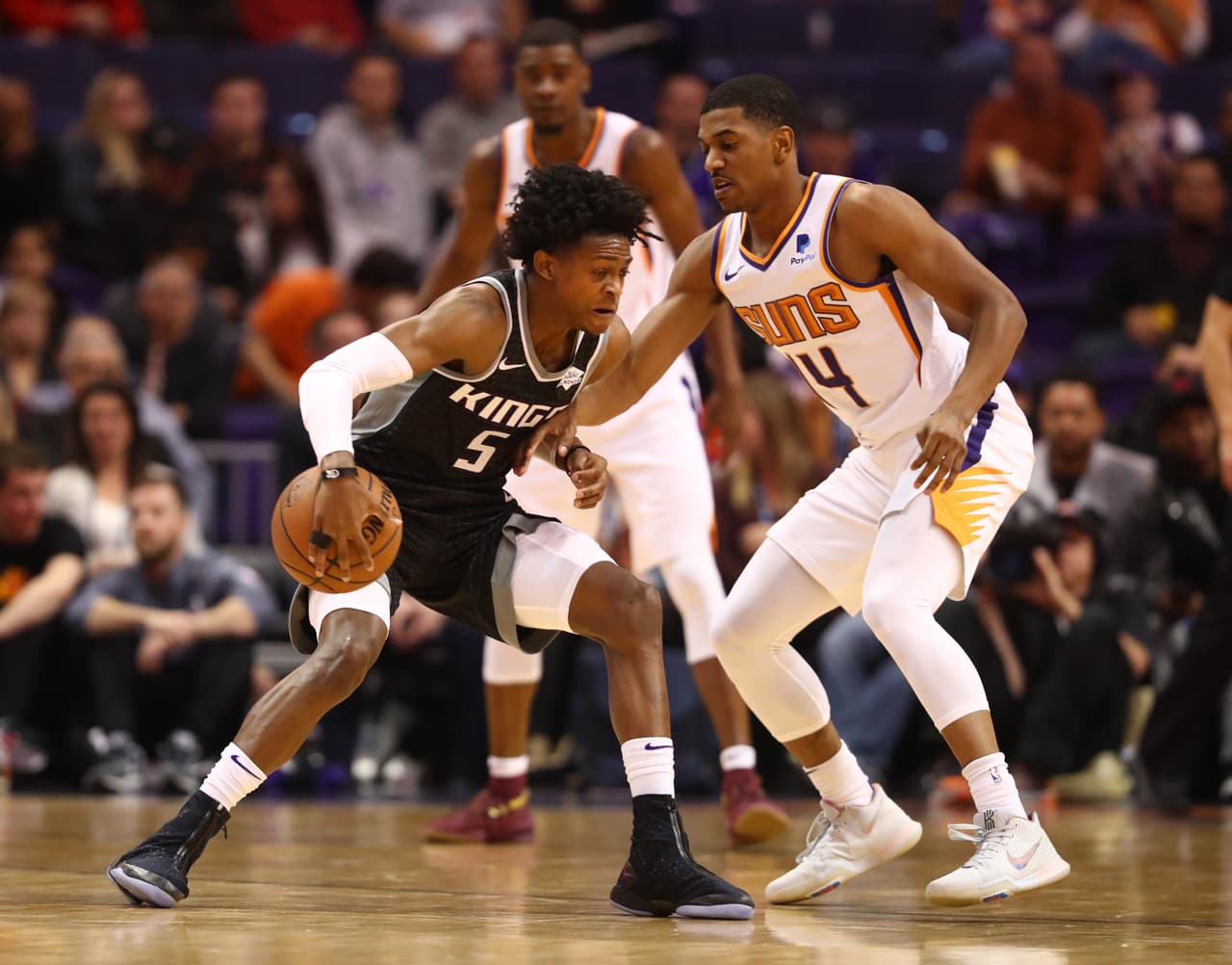 Por los de la capital de California se destacó Buddy Hield con 20 tantos y D'Aaron Fox añadió 16. De'Anthony Melton aportó 21 desde la banca para Phoenix.