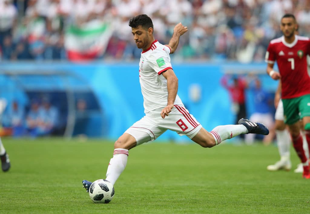 Morteza Pouraliganji jalando del gatillo en el debut iraní ante los marroquíes.