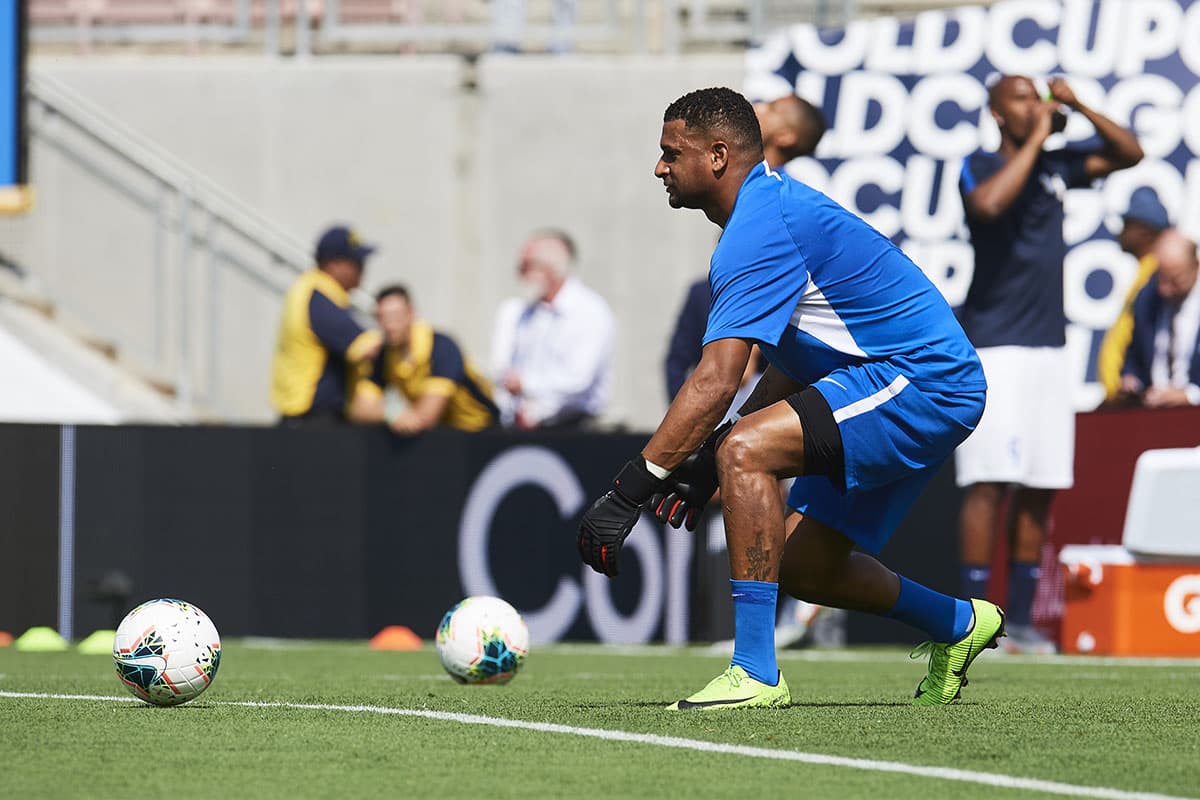 El arquero de Martinica se alista para evitar las acciones de gol de Canadá.