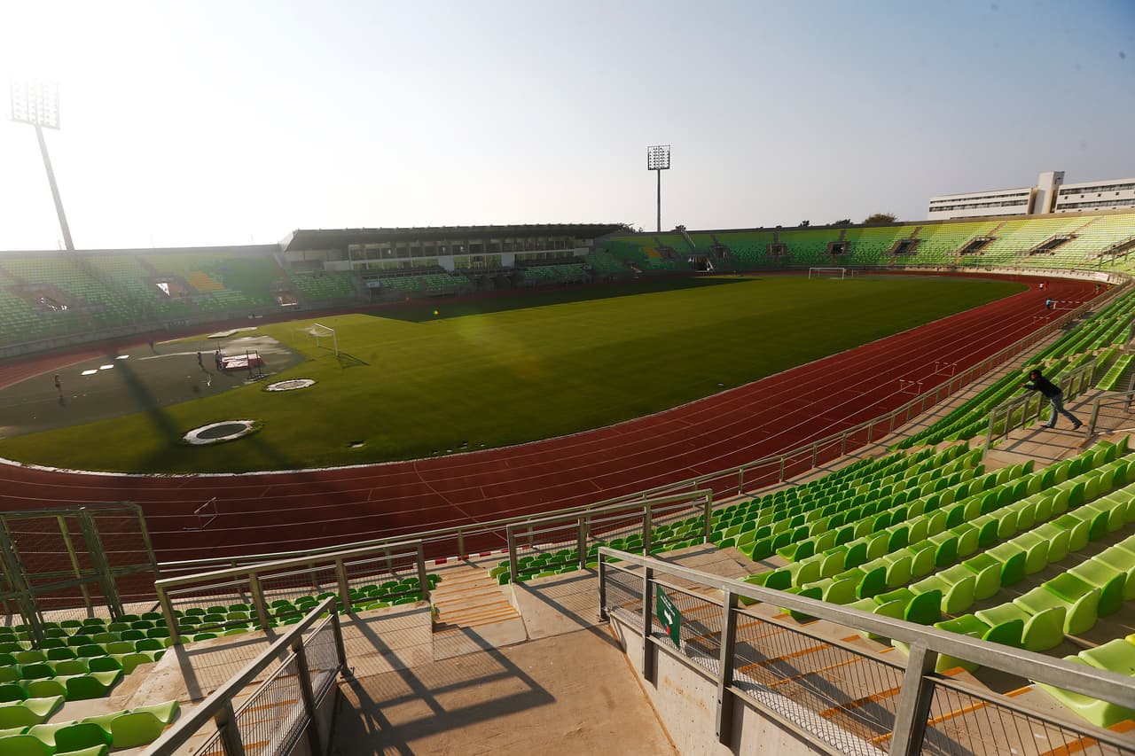Entre los cerros se encuentra el estadio Elías Figueroa, bautizado así en 2012 para homenajear al histórico exfutbolista chileno.
