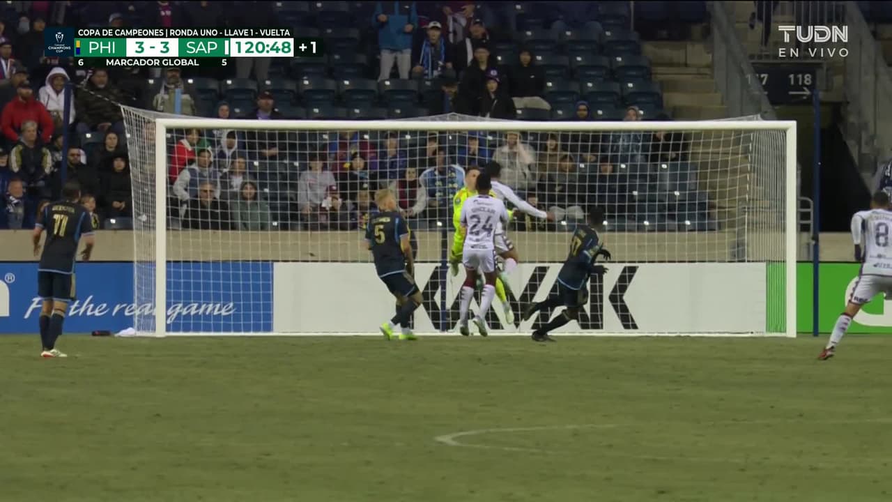 ¡CERCA! Kendall Waston disparó que se estrella en el poste.