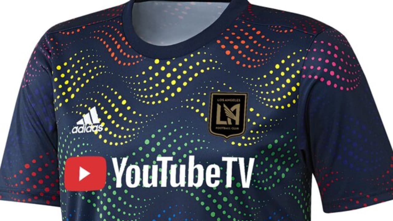 Como parte de la iniciativa 'Soccer For All', que busca la inclusión de todas las personas en el fútbol, la MLS ya ha dado a conocer algunas de las playeras de calentamiento que usarán los equipos la próxima semana en la Noche del Orgullo. Además, los dorsales de los jerseys de compeyencia tendrán los colores de la bandera de la comunidad LGBTI.