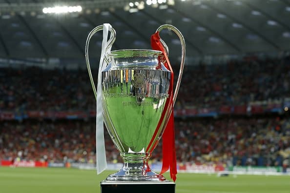 El trofeo de la UEFA Champions League aguarda para el campeón.