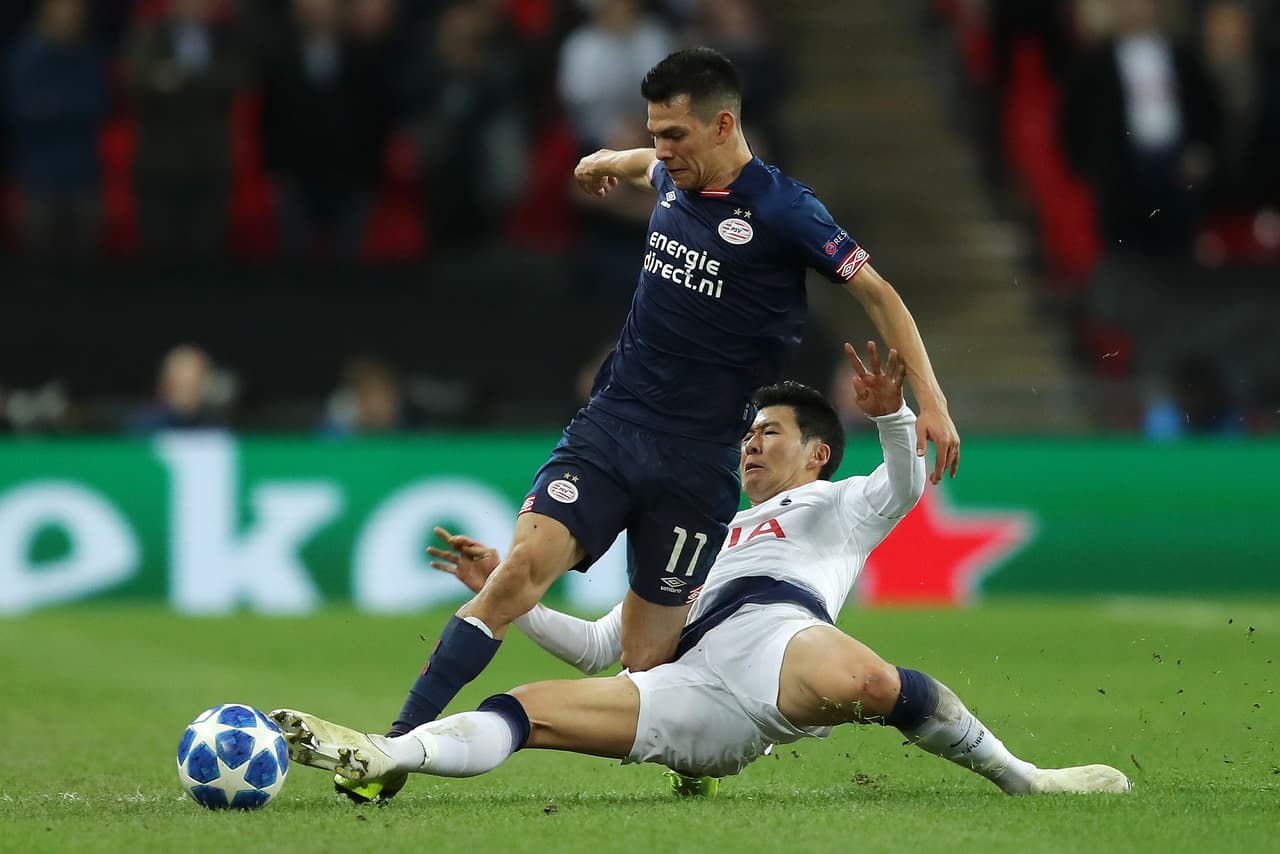 Cuando más se acercaba el Tottenham al empate, una salida de Lozano en velocidad provocó esta falta de Heung-Min Son.