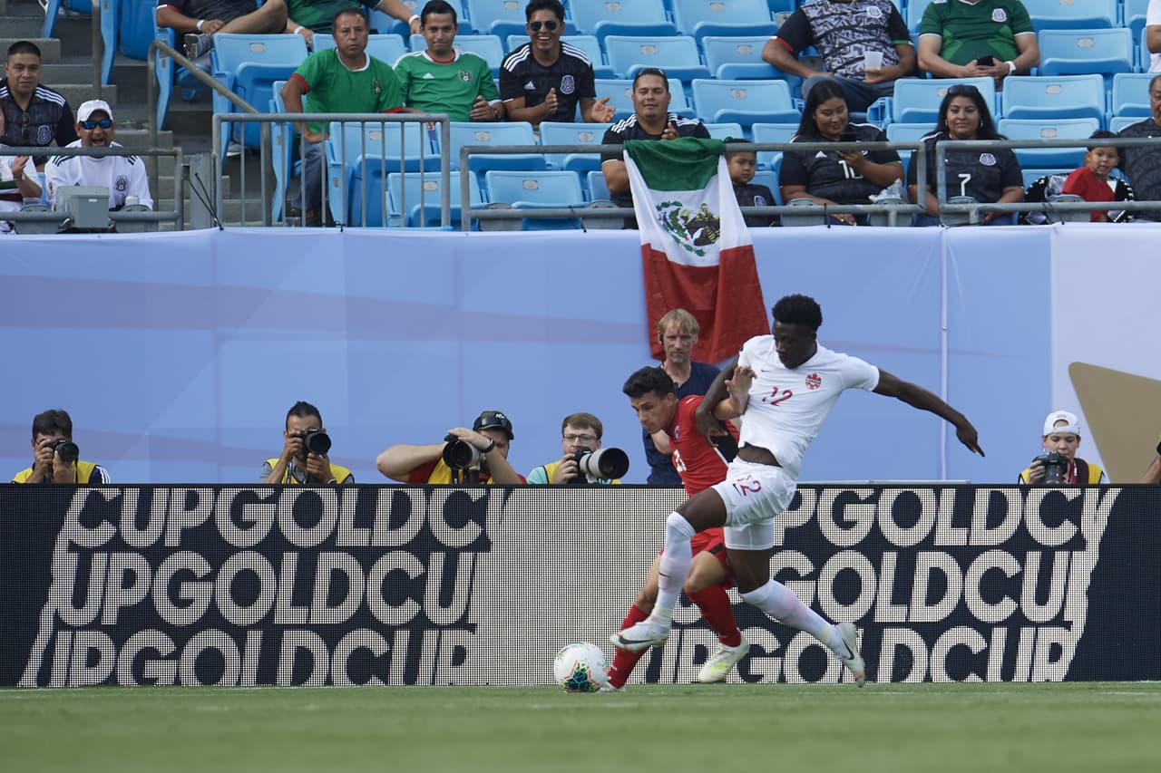 Y mientras algunos aficionados estaban acomodándose en sus asientos, el marcador se movió muy rápido.