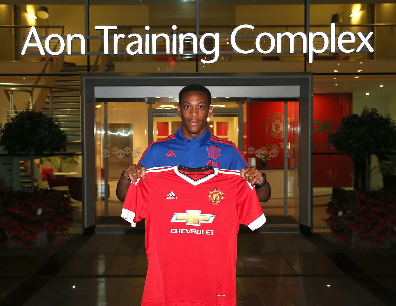 El Manchester United rompió el récord del fichaje más caro en el 2015 por el delantero francés Anthony Martial (65 millones de dólares) al AS Mónaco.