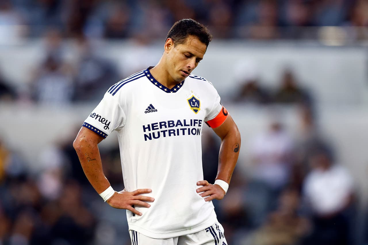 Chicharito responde ante críticas de compañero en el Galaxy, pide "madurez mental"