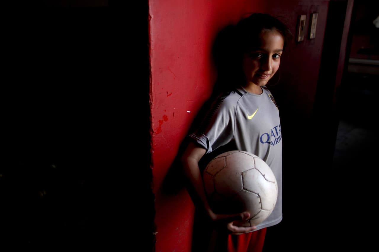 Con 7 años, 'Cande' es la única niña en una Liga infantil de la provincia de Santa Fe, al norte del país, pero las reglas regionales prohíben que haya equipos mixtos.