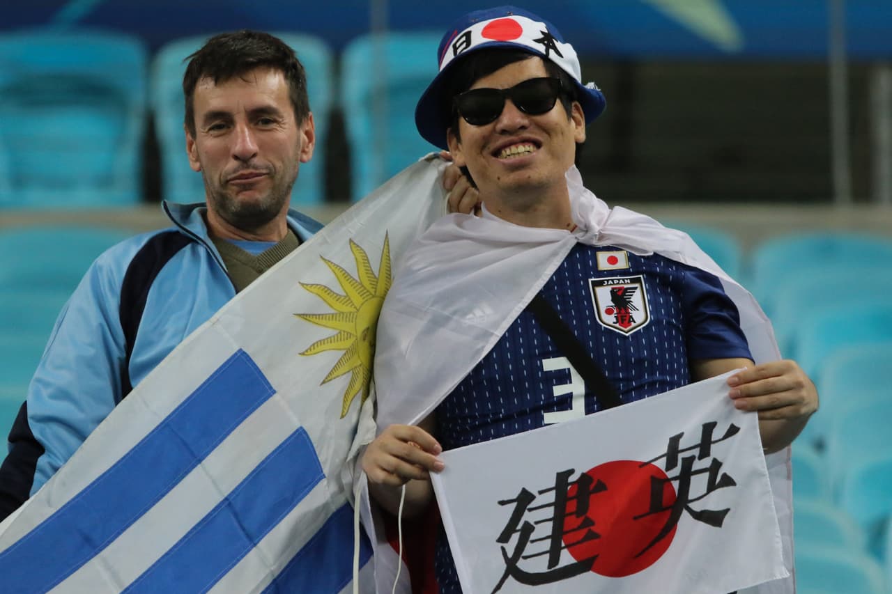 Un increíble colorido y ambiente fueron capaz de genera las aficiones de Uruguay y Japón previo a su encuentro por el Grupo C de la Copa América Brasil 2019. Los seguidores celestes le pusieron ese toque especial, y los nipones no se diga, con sus peculiaridades ambas hinchadas generaron buenas sensaciones en la previa.