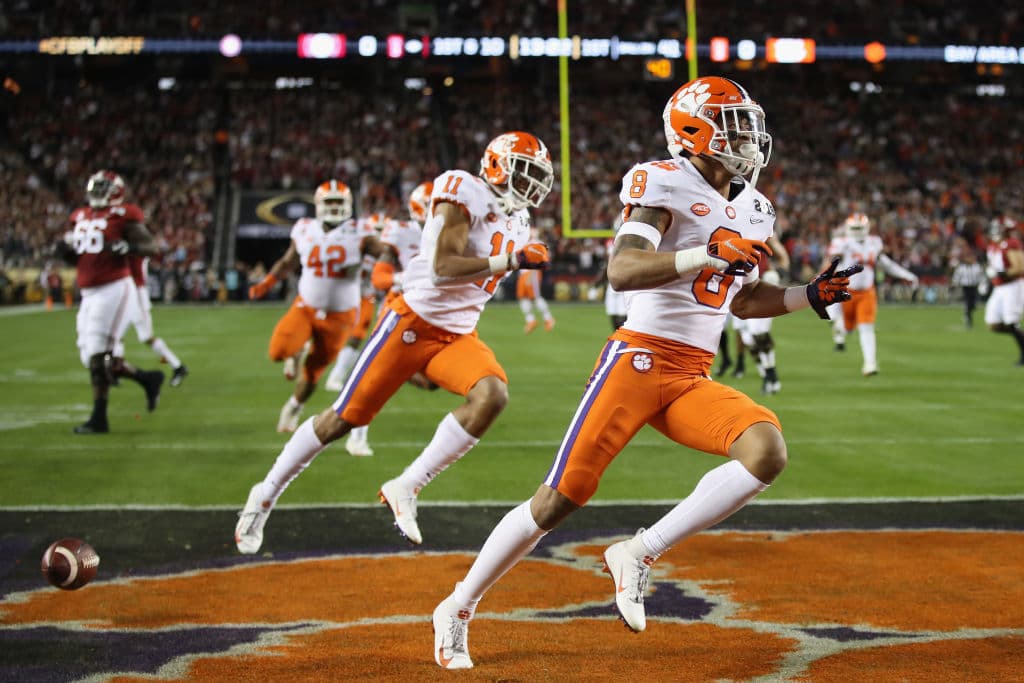 Y los campeones de la Atlantic Coast Conference (ACC) los Tigers, pegaban primero. El QB de Alabama, Tua Tagovailoa era interceptado por AJ Terrell (8), quien regresó el balón 44 yardas para el TD.