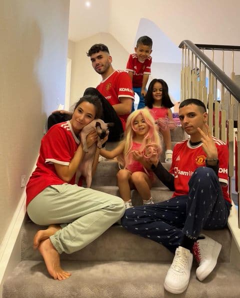 La modelo también posteó una imagen en la que su equipo de belleza y los hijos de Ronaldo, Eva y Mateo, aparecen felices y en pijama.