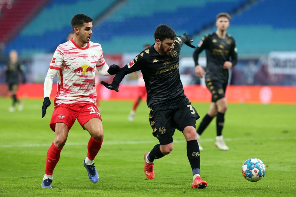 Hoffenheim vence 3-1 al Augsburg, Bayer Leverkusen y Union Berlin reparten puntos en un entretenido empate 2-2, RB Leipzig pasa por encima del Mainz 4-1, Freiburg y Arminia Bielefeld también empatan 2-2, Greuther Furth y Stuttgart nos dejan sin goles en su empate 0-0 y el Borussia Dortmund consigue una asombrosa remontada 2-3 sobre el Eintracht Frankfurt.