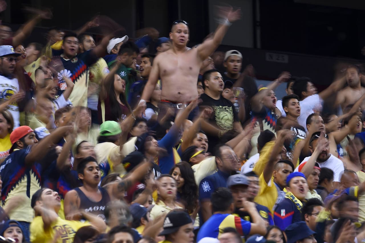 Gran colorido se vivió en los distintos estadios del país. Muchas familias y amigos acudieron con las playeras de sus equipos favoritos y disfrutaron de una jornada de muchos goles y emociones.
