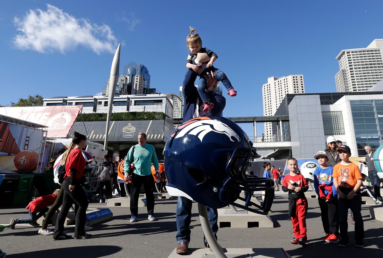 La fiesta ya empezó en San Francisco con motivo del Super Bowl 50, la gente se divierte en el NFL Experience, entre otras atracciones, he aquí las mejores imágenes.