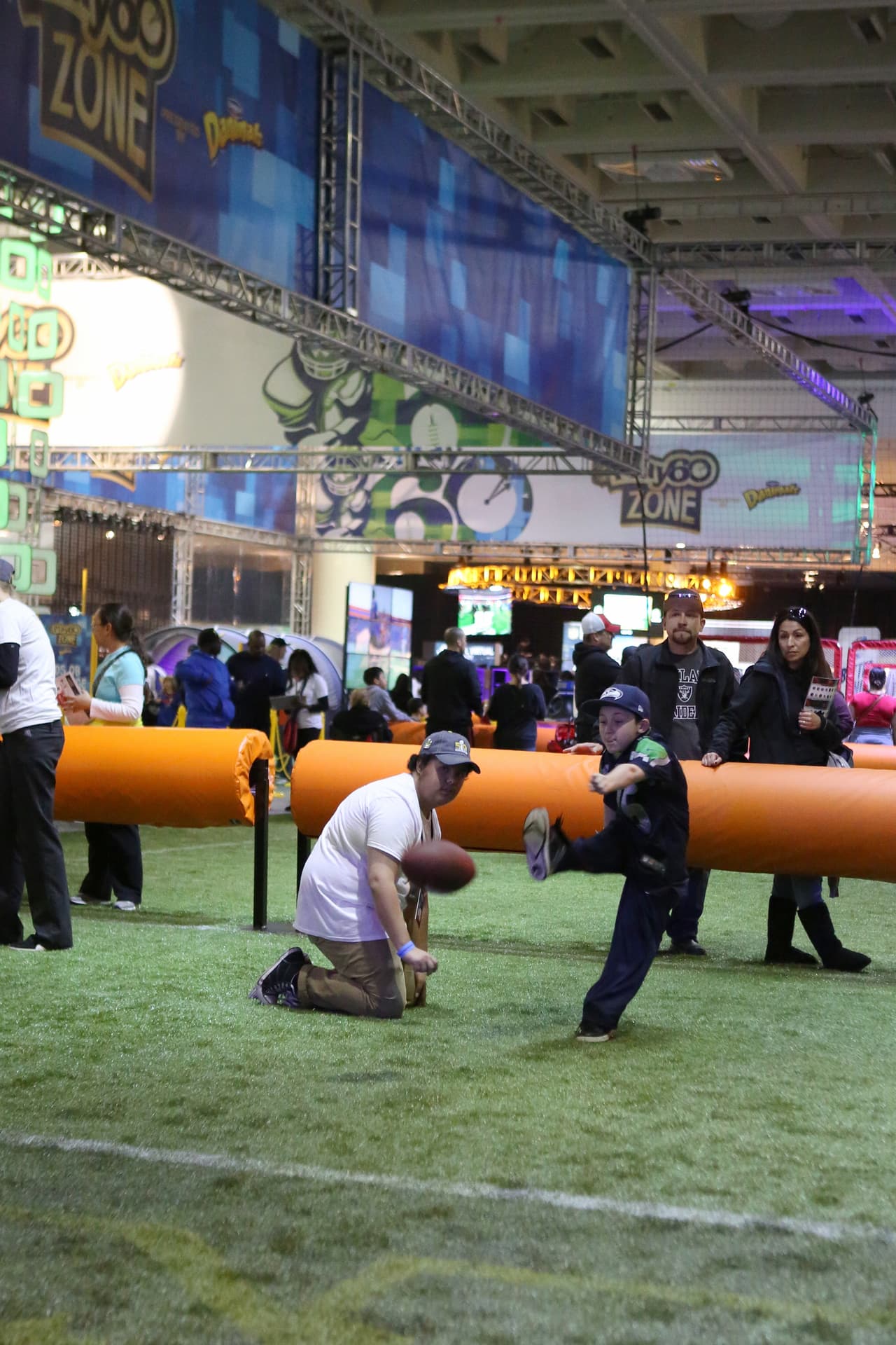 La fiesta ya empezó en San Francisco con motivo del Super Bowl 50, la gente se divierte en el NFL Experience, entre otras atracciones, he aquí las mejores imágenes.