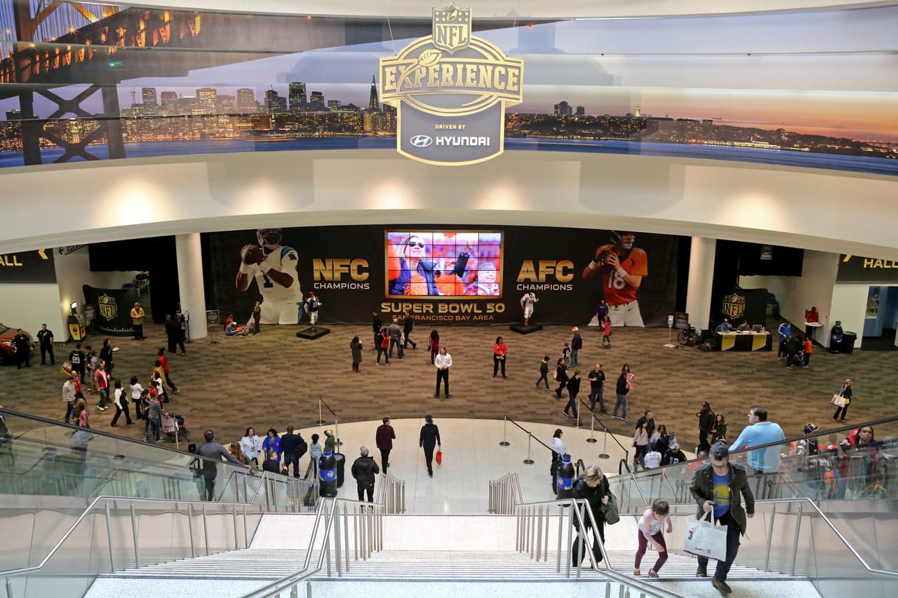 La fiesta ya empezó en San Francisco con motivo del Super Bowl 50, la gente se divierte en el NFL Experience, entre otras atracciones, he aquí las mejores imágenes.