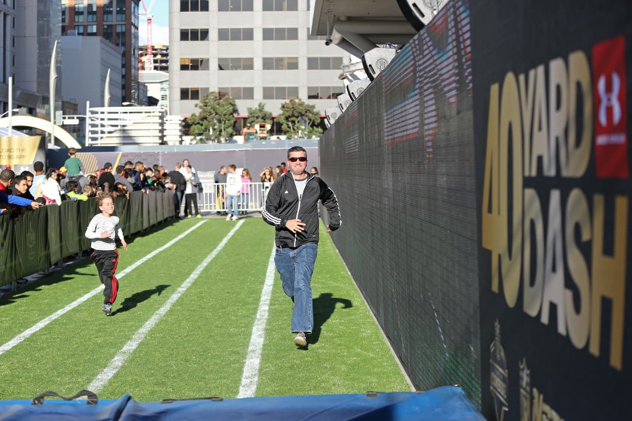 La fiesta ya empezó en San Francisco con motivo del Super Bowl 50, la gente se divierte en el NFL Experience, entre otras atracciones, he aquí las mejores imágenes.