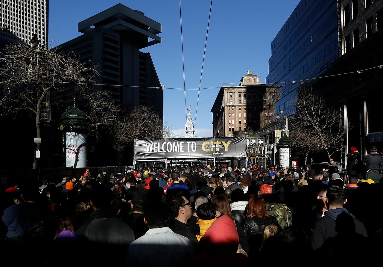 La fiesta ya empezó en San Francisco con motivo del Super Bowl 50, la gente se divierte en el NFL Experience, entre otras atracciones, he aquí las mejores imágenes.