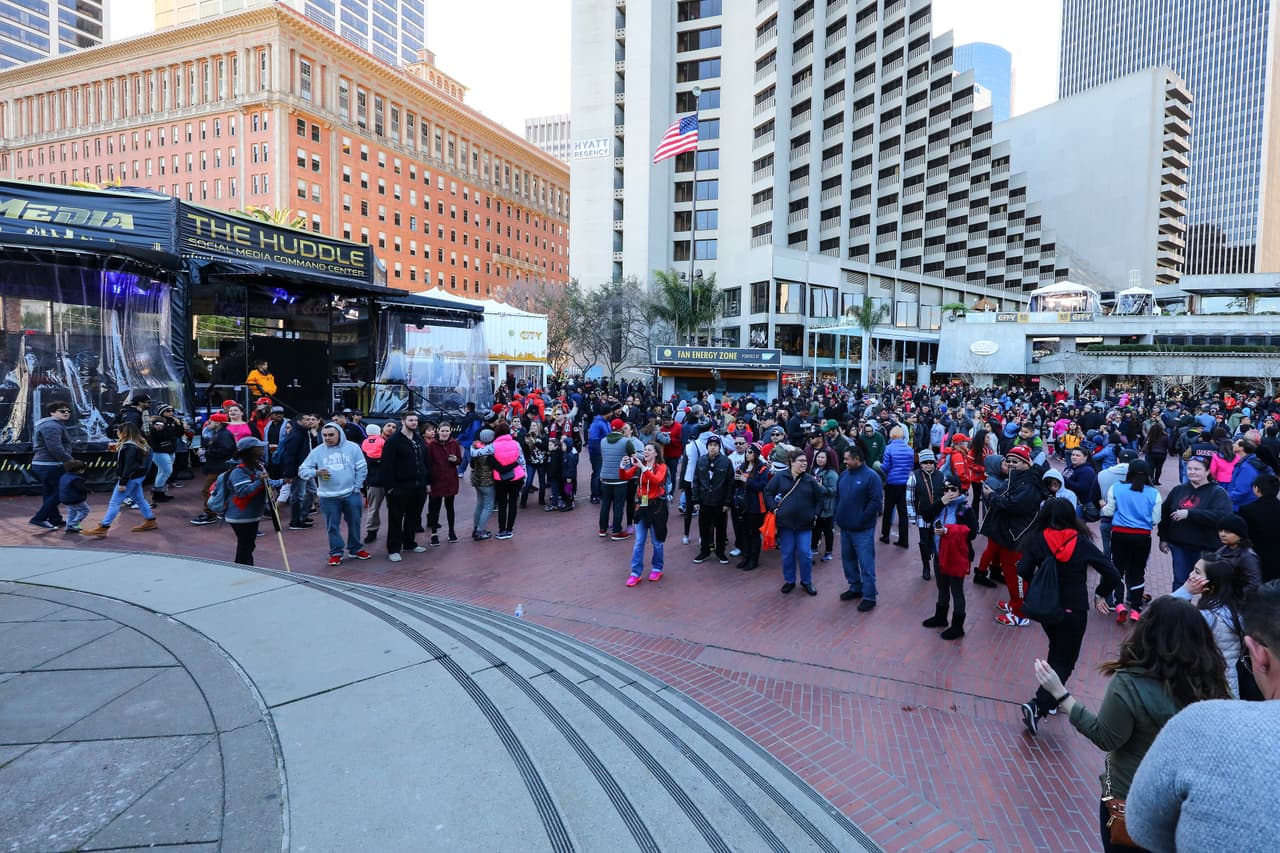 La fiesta ya empezó en San Francisco con motivo del Super Bowl 50, la gente se divierte en el NFL Experience, entre otras atracciones, he aquí las mejores imágenes.