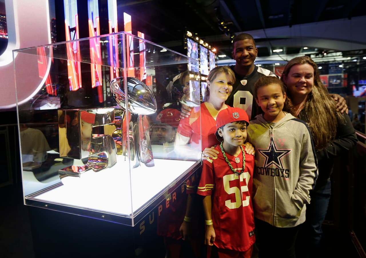 La fiesta ya empezó en San Francisco con motivo del Super Bowl 50, la gente se divierte en el NFL Experience, entre otras atracciones, he aquí las mejores imágenes.