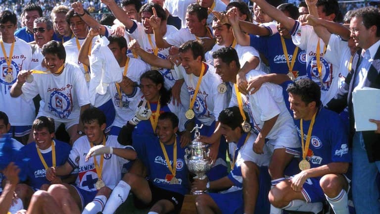 En el Invierno 97, Pérez conquista el campeonato de Liga con La Máquina, logro que sigue siendo el último que ha conquistado a nivel liga el equipo cementero.