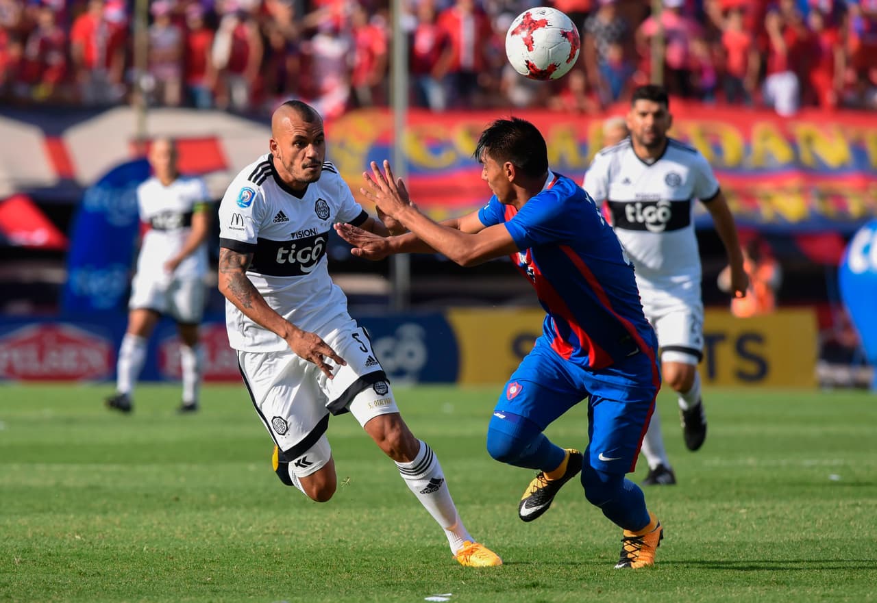 Olimpia y Cerro Porteño juegan el Superclásico de Paraguay, siendo los dos equipos más grandes del país sudamericano. El Decano ha ganado 118 partidos y el Ciclón 116, siendo otro de los clásicos más reñidos del mundo.