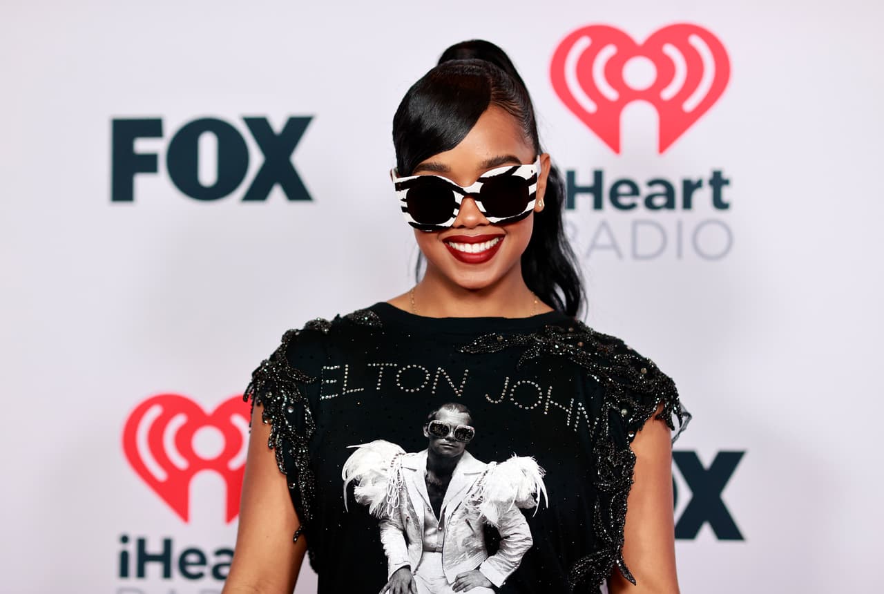 Cualquier canción que suene con el clásico de la tormenta silenciosa “Making Love in the Rain”, un éxito de R&B de 1987 de Herb Alpert con Janet Jackson y Lisa Keith, gana la canción lenta del año.