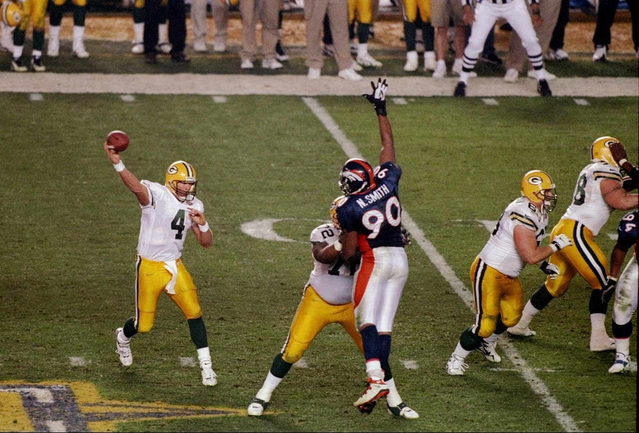 En 2007, casi ocho temporadas después de que Dan Marino lanzara su último pase en la NFL, Favre rompió récord conectando su 421 pase para touchdown. Terminó su carrera con 508 touchdowns.