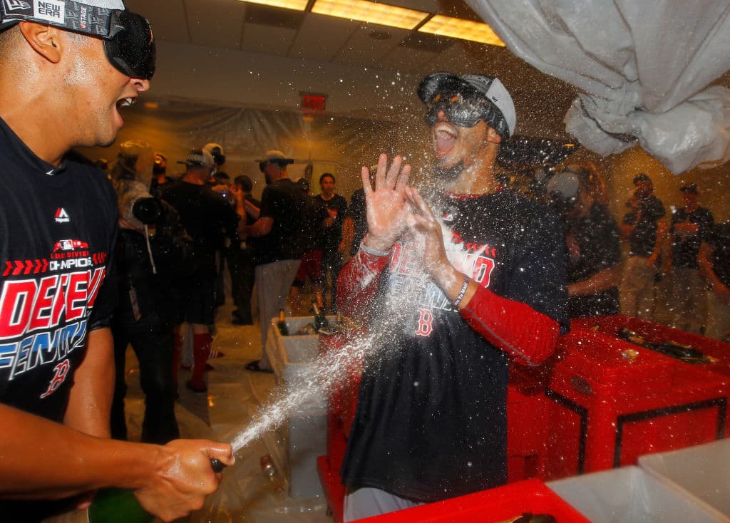 Días atrás el equipo ya había asegurado su boleto a la postemporada, pero con el triunfo de hoy lo hacen de manera más enfática y en el patio de su odiado rival. Es el décimo banderín en su historia.