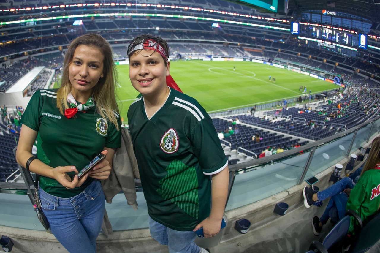La afición mexicana, a pesar del mal clima en Dallas, se acercó al AT&T Stadium con su belleza y colorido para apoyar al Tri en el segundo partido de la Fecha FIFA, después de ganarle a Islandia en Santa Clara la semana pasada.