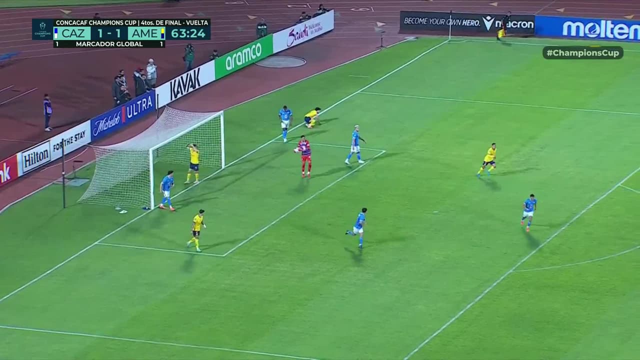 ¡TIRO ATAJADO! disparo por Álex Zendejas.