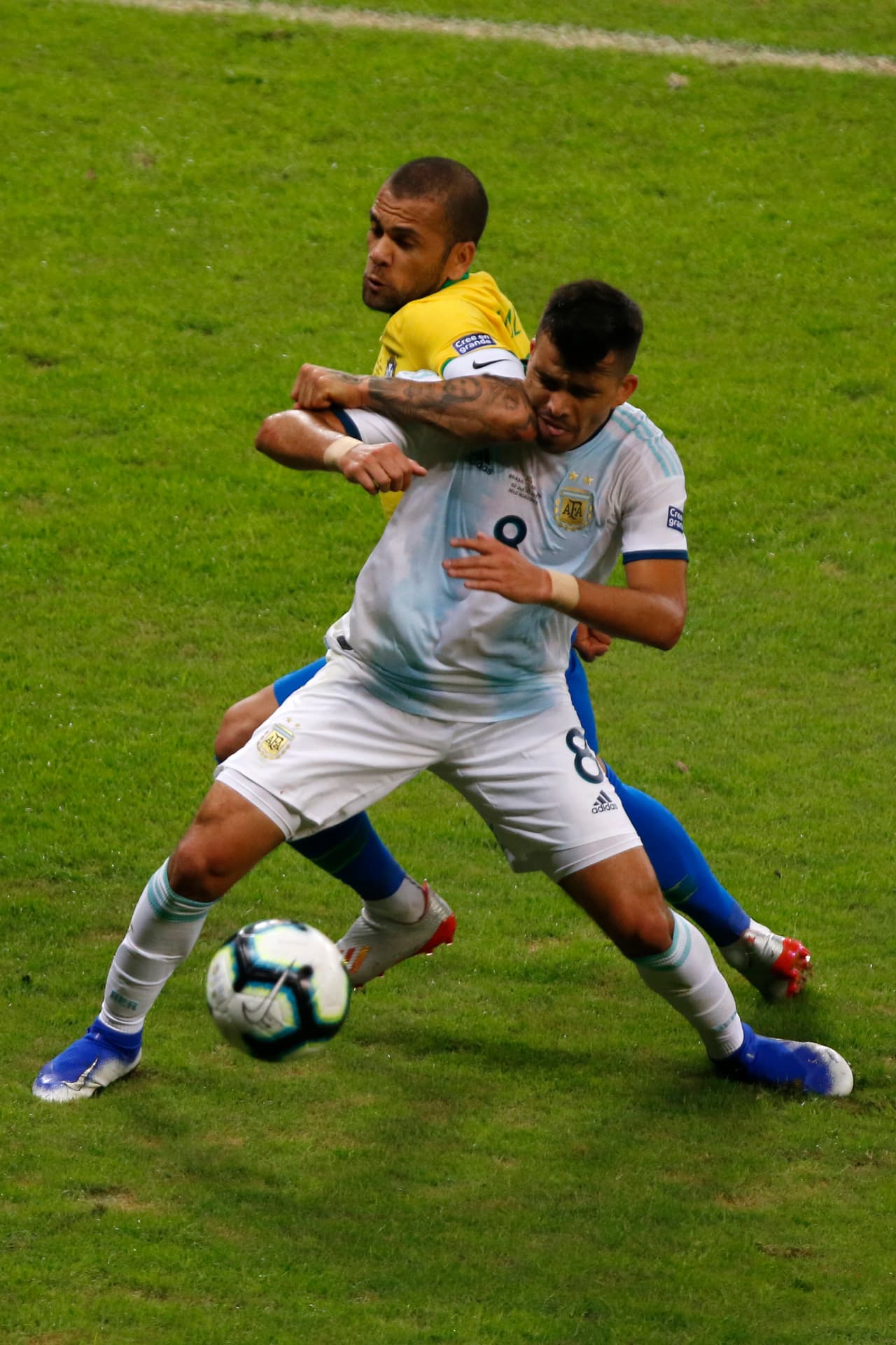 Pero no solo fue belleza lo de Alves en el partido, también metió con todo y antes del 1-0 le clavó este codazo a Marcos Acuña.