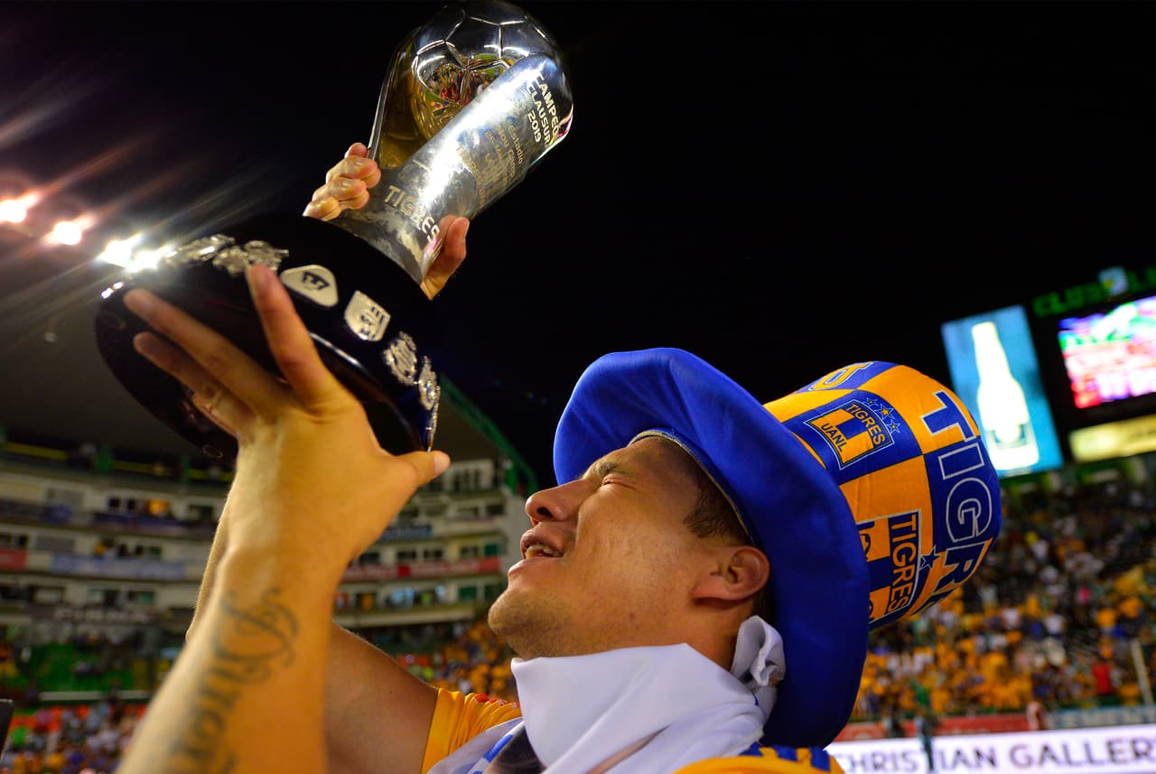 ¡Tigres se proclama Campeón del fútbol mexicano! Los felinos regiomontanos cosecharon su séptimo título de la Liga MX y se cuelan, aunque muchos se sigan negando a aceptarlo, entre los grandes del balompié azteca. Luego de superar en una Final de un solo gol a los Esmeraldas del León, así se dieron los festejos de los Tigres en patio ajeno, imágenes para el recuerdo y que hay que darse un tiempo para echarles un ojo, sobre todo la fiel afición de los felinos regios.