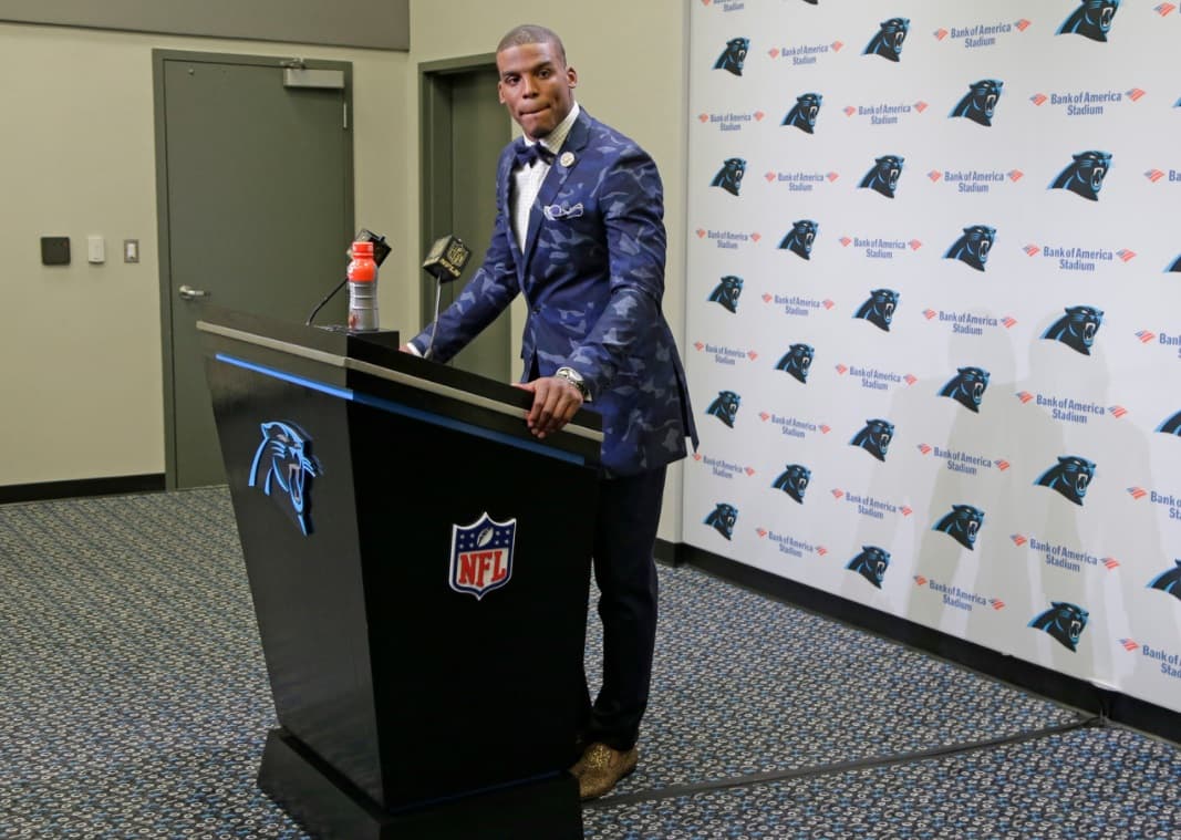 <b>Cam</b>eron Jerrell
<b>Newton</b> celebra su cumpleaños número 28 este 11 de mayo y por ello quisimos mostrar cómo ha ido cambiando su
<i>look</i> durante las seis temporadas que lleva en la NFL. El quarterback de los
<b><a href="http://www.univision.com/deportes/nfl/carolina-panthers">Carolina Panthers</a></b> ha sorprendido en casi todas sus conferencias de prensa pues no escatima al momento de presentarse en público.