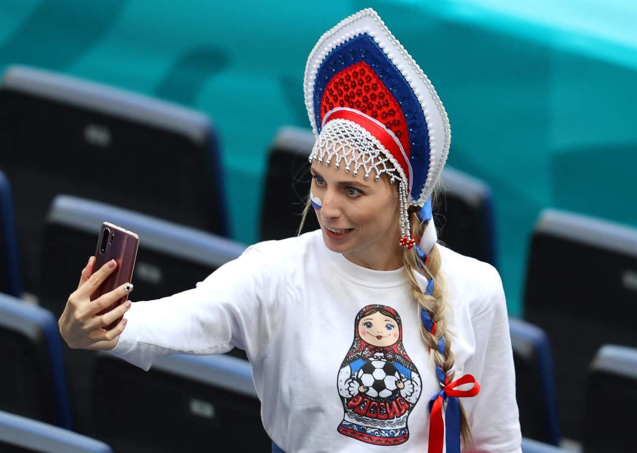 Rusia consigue su primera victoria tras derrotar 1-0 a Finlandia durante la segunda jornada del Grupo B en la Euro 2020. Parecía que los visitantes ponían el primer gol del encuentro pero, tras revisión del VAR, se anulaba la anotación. Ya al filo de la primera mitad, Aleksei Miranchuck anotó el tanto que le dio la victoria a los rusos en San Petersburgo.