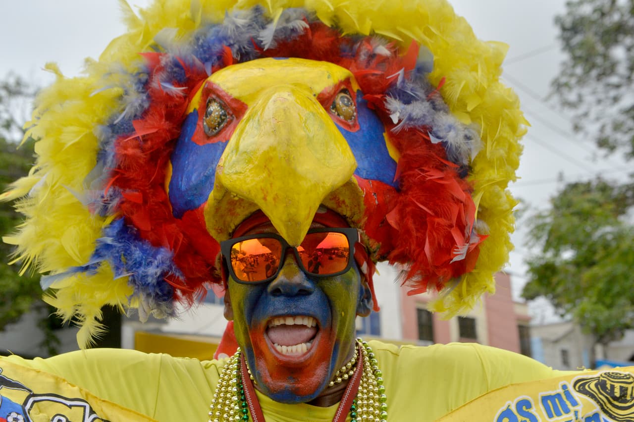 Los aficionados 'cafeteros' se hacen sentir en las inmediaciones del estadio Metropolitano de Barranquilla, casa de la selección de Colombia, donde enfrentarán a Boivia.