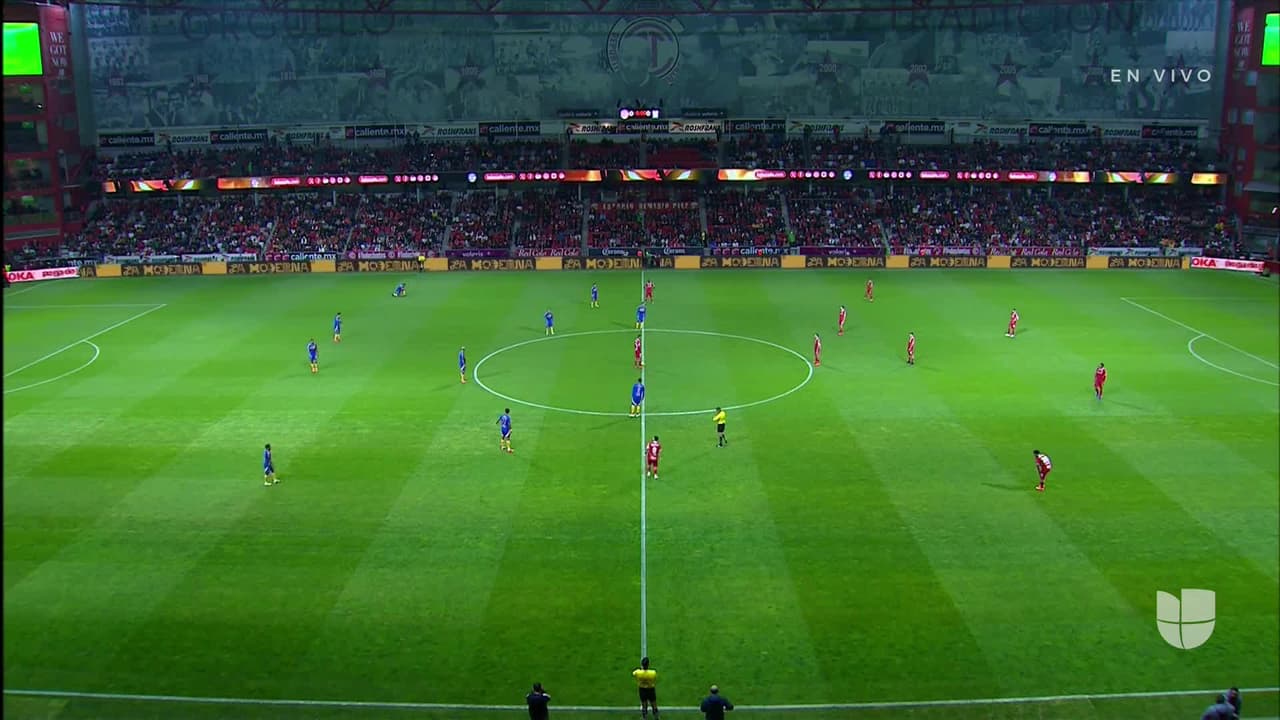 Arranca el partido y la pelota está en juego.