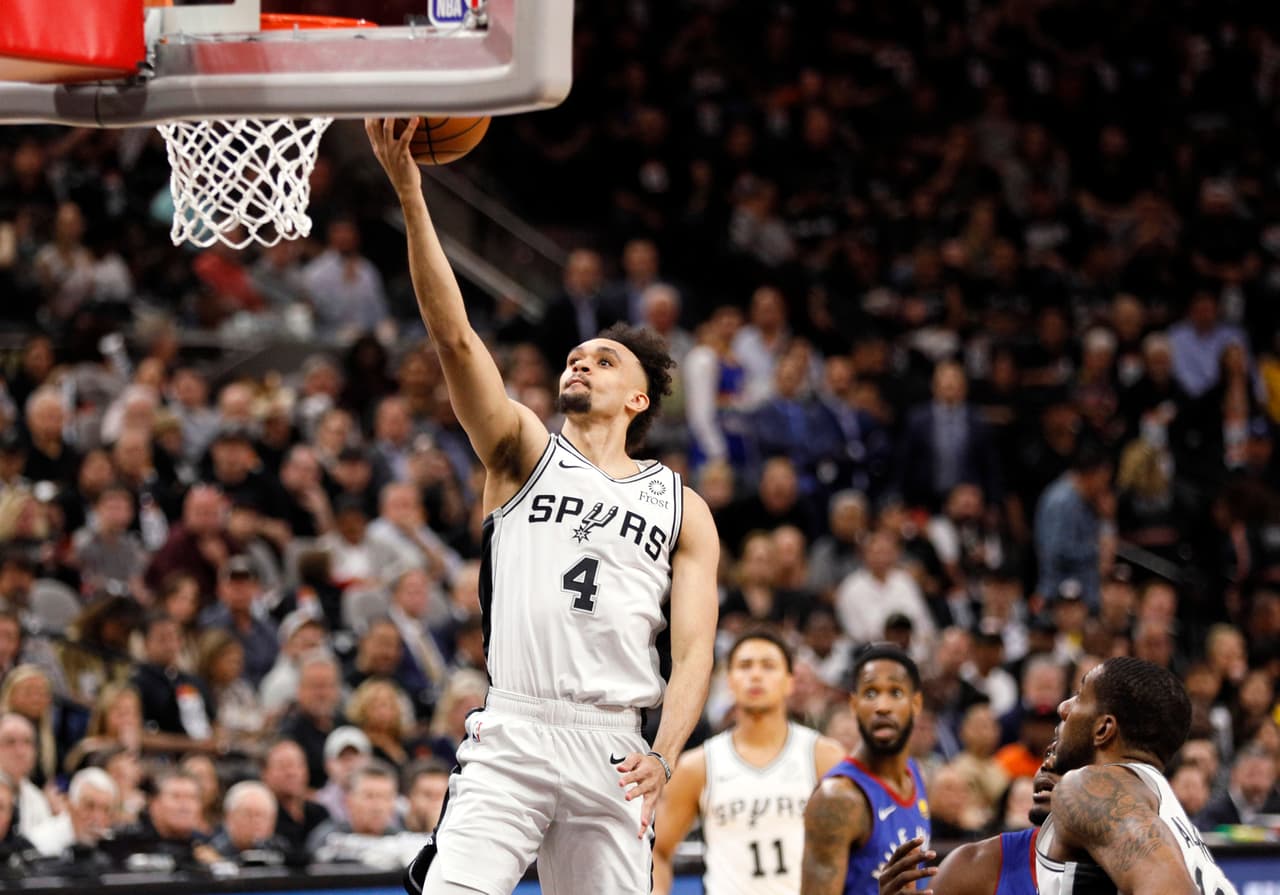 Los San Antonio Spurs le sacaron cada gota de jugo al hecho de jugar en casa esta noche para el Juego 3 de su serie de primera ronda de Playoffs ante Denver y con una tremenda actuación de su point guard Derrick White (4) comandan ahora esta confrontación por 2-1 tras ganar en AT&T Center.