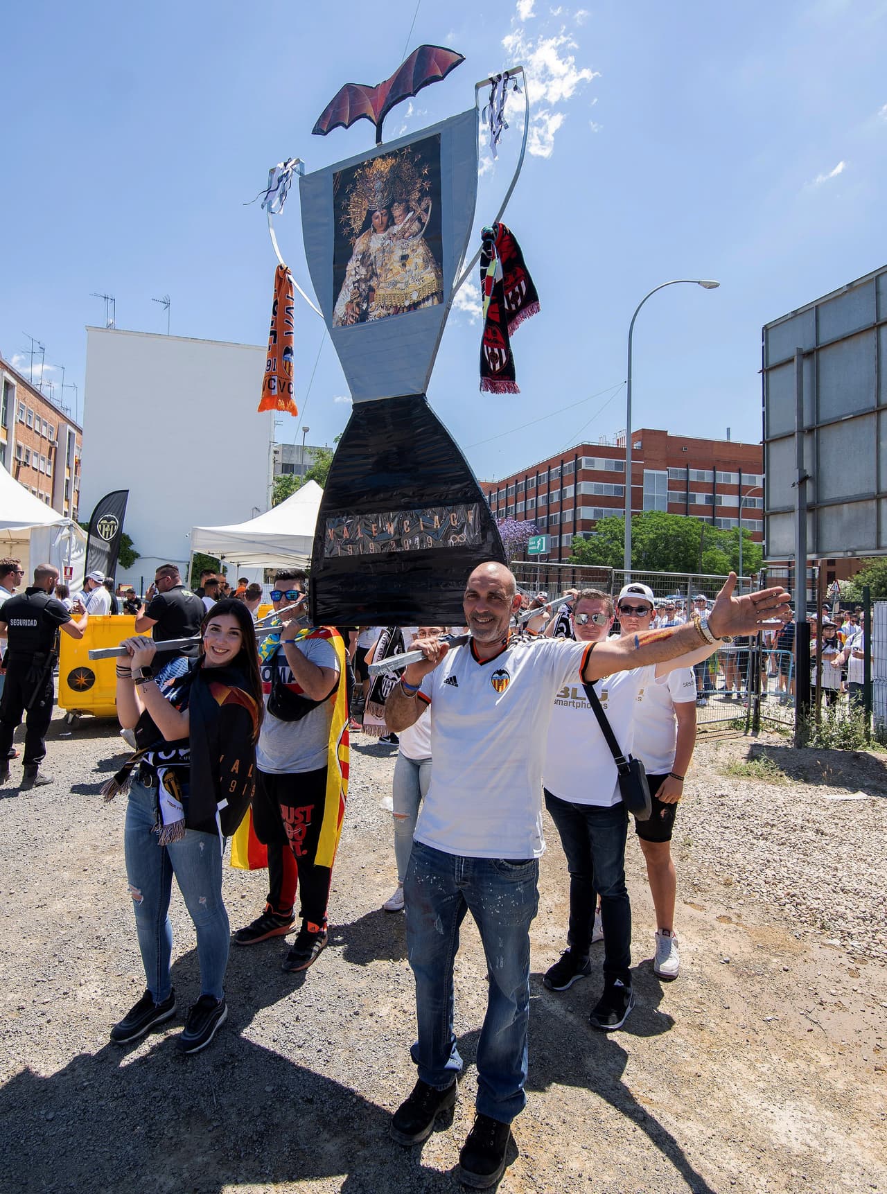 Sevilla ha sufrido el asalto de miles de aficionados del Barcelona y el Valencia, que han llegado con la ilusión de conseguir un título más en su palmarés en esta Copa del Rey. Desde muy temprano han colmado las calles de la ciudad andaluza y los FanFest dispuestos por la Real Federación (RFEF) en las cercanías del Estadio Benito Villamarín.