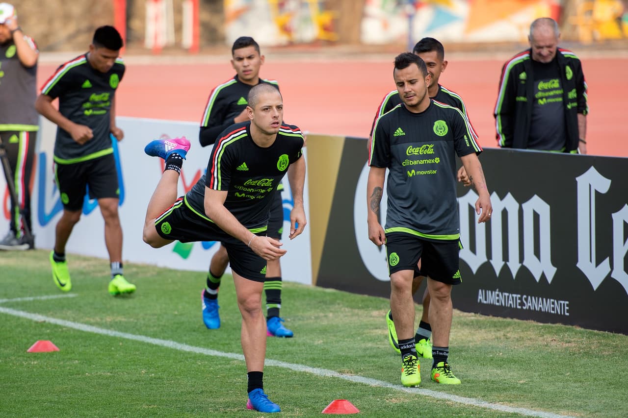 Javier Hernández (Bayer Leverkusen) - La Selección de México ya está completa y prepara los duelos ante Costa Rica, este viernes, y Trinidad y Tobago, el martes, por el hexagonal final de la eliminatoria a Rusia 2018.