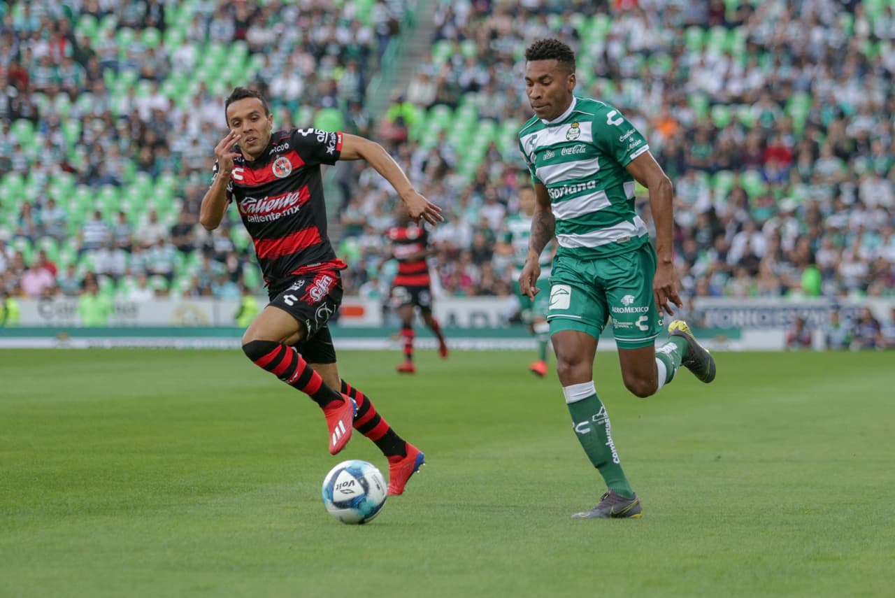 El ecuatoriano Ayrton Preciado (derecha) buscó conducir la pelota desde el medio para los Laguneros.