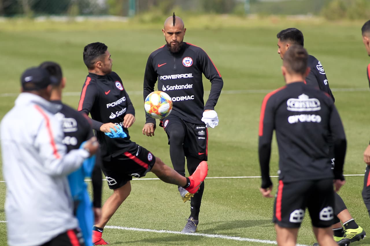 Chile, con Arturo Vidal a la cabeza y bajo la batuta del colombiano Reinaldo Rueda, prepara su choque contra México, al que espera volver a vencer ahora que está Gerardo Martino como técnico.
